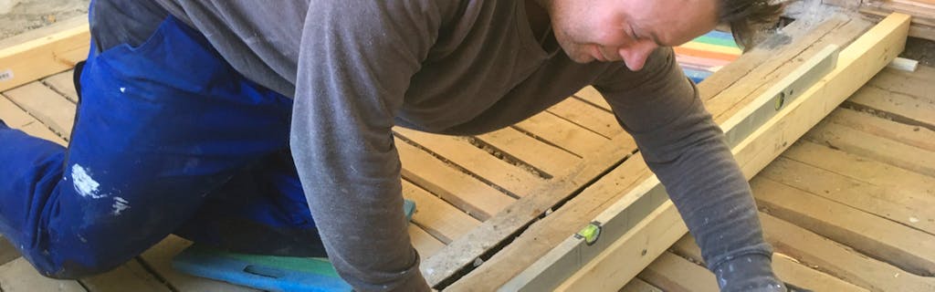 Det krävs långa och kraftiga skruvar när de befintliga bjälkarna ska jämnas till. Våra skruvar mäter 6 x 150 mm. Det krävs långa och kraftiga skruvar när de befintliga bjälkarna ska jämnas till. Våra skruvar mäter 6 x 150 mm.